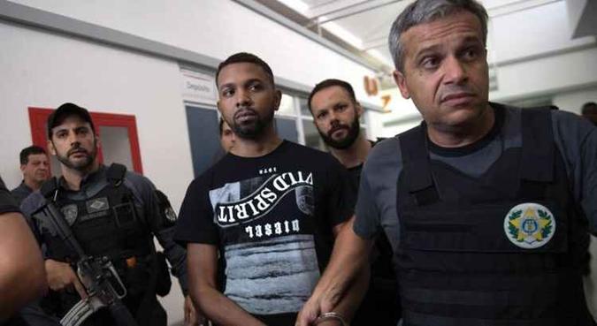 O pedido para que Rogério seja transferido para um presídio fora do Rio foi feito pela Secretaria de Segurança Pública e pelo Ministério Público estadual(foto: Mauro Pimentel/AFP) O pedido para que Rogério seja transferido para um presídio fora do Rio foi feito pela Secretaria de Segurança Pública e pelo Ministério Público estadual(foto: Mauro Pimentel/AFP)