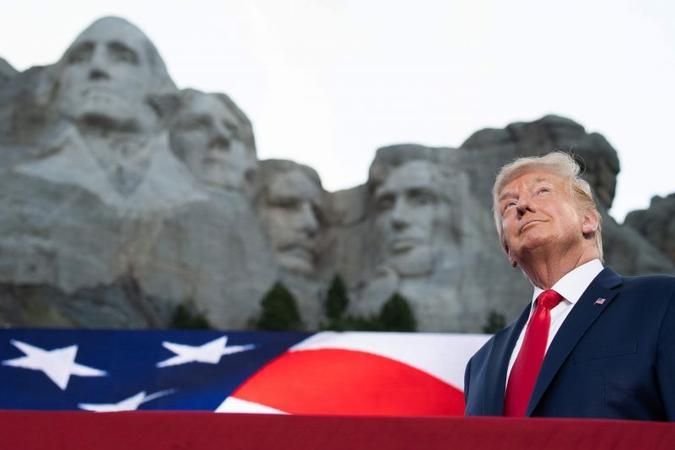 Trump também não usou uma máscara em público e fez apenas uma referência limitada à pandemia em seus comentários(foto: AFP / SAUL LOEB) Trump também não usou uma máscara em público e fez apenas uma referência limitada à pandemia em seus comentários(foto: AFP / SAUL LOEB)