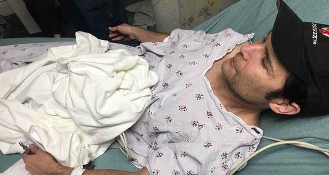 O ator postou uma foto no hospital após ter sido esfaqueado.(foto: Twitter/Reprodução) O ator postou uma foto no hospital após ter sido esfaqueado.(foto: Twitter/Reprodução)
