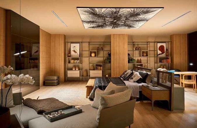 Refúgio Veredas, na CasaCor Brasília 2018: Com 500m² disponíveis, a arquiteta Denise Zuba teve muito espaço para criar. Aproveitou para usar revestimento de madeira no teto em um closet e colocou uma obra de arte em cima da cama. Telas não precisam ficar só nas paredes.(foto: Jomar Bragança/Divulgação) Refúgio Veredas, na CasaCor Brasília 2018: Com 500m² disponíveis, a arquiteta Denise Zuba teve muito espaço para criar. Aproveitou para usar revestimento de madeira no teto em um closet e colocou uma obra de arte em cima da cama. Telas não precisam ficar só nas paredes.(foto: Jomar Bragança/Divulgação)