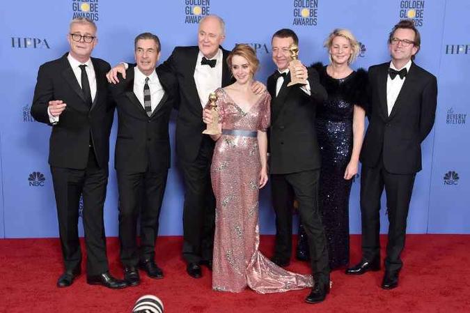 Atriz Claire Foy e a equipe da série The crown(foto: Alberto E. Rodriguez / GETTY IMAGES NORTH AMERICA / AFP) Atriz Claire Foy e a equipe da série The crown(foto: Alberto E. Rodriguez / GETTY IMAGES NORTH AMERICA / AFP)