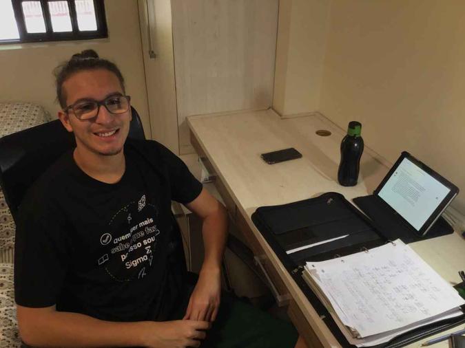 ''Agora que nós estávamos começando a engrenar nos estudos. Esse 'recesso forçado' quebrou um pouco a nossa rotina e manter o ritmo é muito importante'', diz Arthur Pereira Cardoso, estudante do terceiro ano do ensino médio no Sigma(foto: Arquivo Pessoal) ''Agora que nós estávamos começando a engrenar nos estudos. Esse 'recesso forçado' quebrou um pouco a nossa rotina e manter o ritmo é muito importante'', diz Arthur Pereira Cardoso, estudante do terceiro ano do ensino médio no Sigma(foto: Arquivo Pessoal)