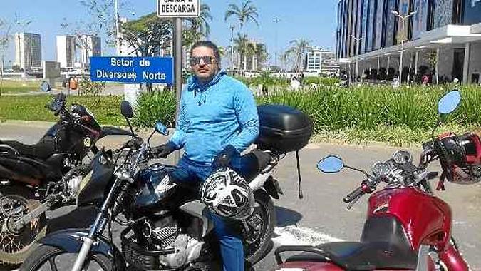 Israel depende da moto para trabalhar, mas não conseguiu arcar com todos os tributos ainda(foto: Cristiane Noberto/Esp. CB/D.A Press) Israel depende da moto para trabalhar, mas não conseguiu arcar com todos os tributos ainda(foto: Cristiane Noberto/Esp. CB/D.A Press)