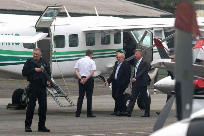 Ex-presidente Lula toma vôo no aeroporto de Bacacheri após deixar a sede da Polícia Federal onde cumpre pena de 12 anos de prisão(foto: AFP / VALQUIR AURELIANO) Ex-presidente Lula toma vôo no aeroporto de Bacacheri após deixar a sede da Polícia Federal onde cumpre pena de 12 anos de prisão(foto: AFP / VALQUIR AURELIANO)
