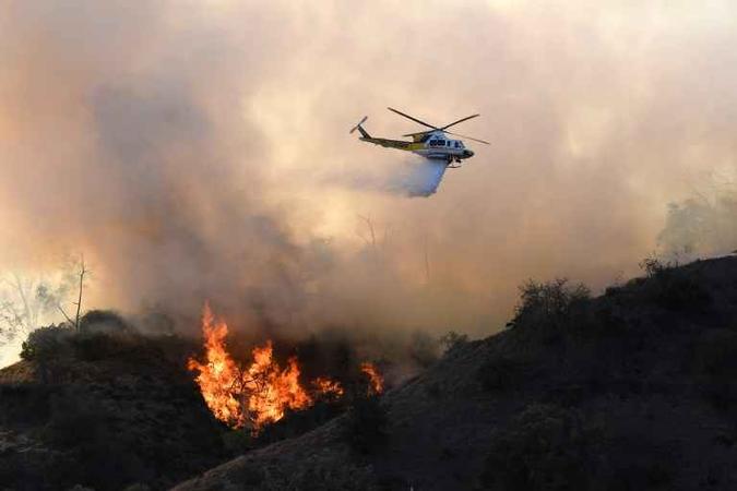 Outros dois incêndios foram registrados mais ao sul, próximo a Los Angeles(foto: AFP) Outros dois incêndios foram registrados mais ao sul, próximo a Los Angeles(foto: AFP)