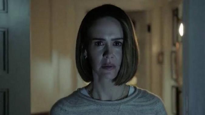 Sarah Paulson aparece aterrorizada por palhaços em 'American horror story'(foto: FX/YouTube/Reprodução) Sarah Paulson aparece aterrorizada por palhaços em 'American horror story'(foto: FX/YouTube/Reprodução)