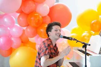 O novo álbum do cantor deve ser lançado na íntegra em 2018(foto: John Sciulli/Reprodução) O novo álbum do cantor deve ser lançado na íntegra em 2018(foto: John Sciulli/Reprodução)