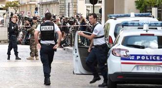 A polícia francesa lançou uma caçada após um carro atropelar soldados perto de seus quartéis perto de Paris(foto: Stephane De Sakutin / AFP - 9/8/2017) A polícia francesa lançou uma caçada após um carro atropelar soldados perto de seus quartéis perto de Paris(foto: Stephane De Sakutin / AFP - 9/8/2017)
