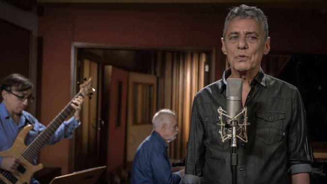 Chico Buarque durante a gravação do clipe da canção Tua cantiga(foto: Rodrigo Assad/Divulgação) Chico Buarque durante a gravação do clipe da canção Tua cantiga(foto: Rodrigo Assad/Divulgação)