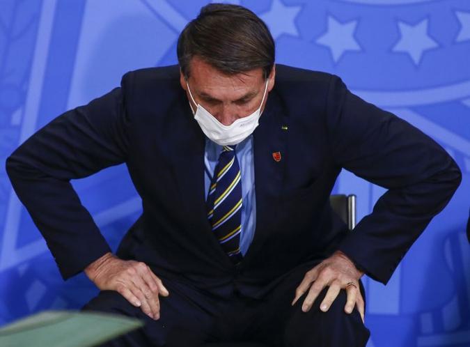 Recuperando-se de infecção pelo coronavírus, Bolsonaro terá de lidar com o crescente número de mortos no país para preservar a popularidade(foto: AFP / Sergio LIMA) Recuperando-se de infecção pelo coronavírus, Bolsonaro terá de lidar com o crescente número de mortos no país para preservar a popularidade(foto: AFP / Sergio LIMA)