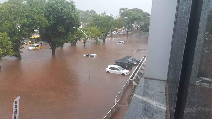 Dona do carro lamentou o prejuízo, mas se preocupou primeiro com a segurança (foto: Reprodução ) Dona do carro lamentou o prejuízo, mas se preocupou primeiro com a segurança (foto: Reprodução )