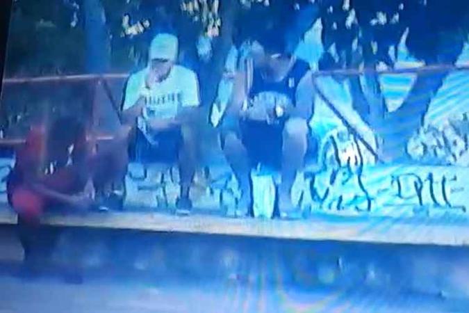 Homens estariam, aparentemente, trocando droga entre si(foto: Polícia Militar/Divulgação) Homens estariam, aparentemente, trocando droga entre si(foto: Polícia Militar/Divulgação)