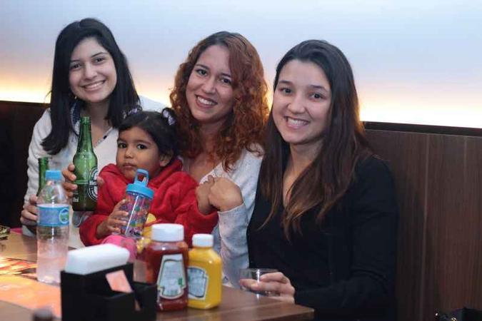 Valessa Vieira (E), Hanna (com a filha) e Luana: elogio ao hamb�rguer vegetariano(foto: LUIS NOVA/ESP. CB/D.A. PRESS)