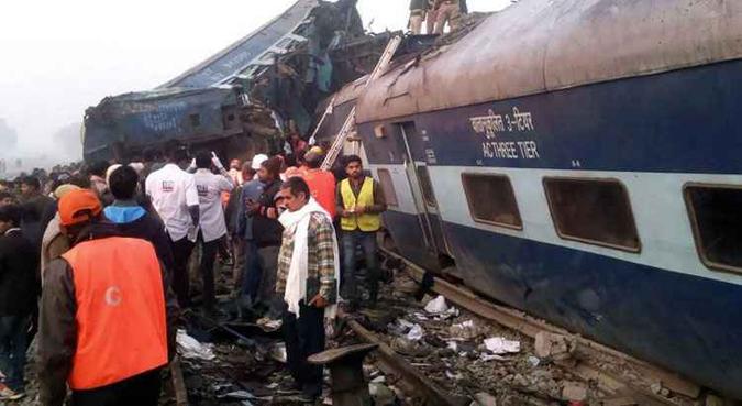 O trem expresso Patna-Indore saiu da linha férrea perto da cidade de Kanpur, no estado de Uttar Pradesh, quando muitos passageiros estavam dormindo(foto: AFP Photo) O trem expresso Patna-Indore saiu da linha férrea perto da cidade de Kanpur, no estado de Uttar Pradesh, quando muitos passageiros estavam dormindo(foto: AFP Photo)