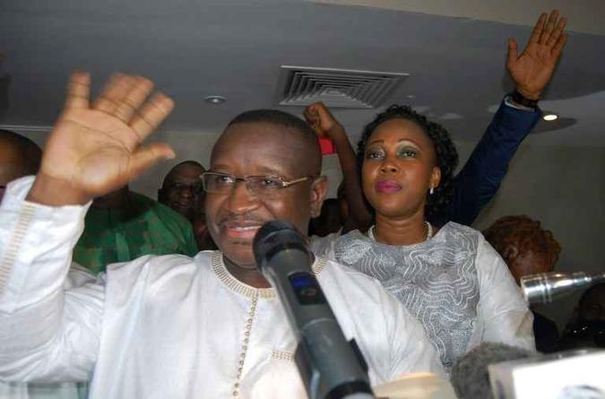 O novo presidente de Serra Leoa, Julius Maada Bio, e sua mulher, Fatim Bio, na posse em 4 de abril de 2018 em Freetown(foto: Saidu Bah/AFP ) O novo presidente de Serra Leoa, Julius Maada Bio, e sua mulher, Fatim Bio, na posse em 4 de abril de 2018 em Freetown(foto: Saidu Bah/AFP )