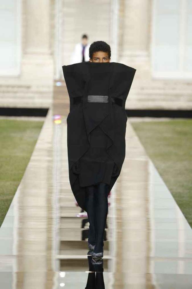 Apesar da sobriedade das coleções, Clare Waight Keller carimba sua identidade minimalista na Givenchy e conquista o público com peças extremamente bem-feitas, que refletem uma expertise manual dos artesãos do ateliê da grife.(foto: Givenchy) Apesar da sobriedade das coleções, Clare Waight Keller carimba sua identidade minimalista na Givenchy e conquista o público com peças extremamente bem-feitas, que refletem uma expertise manual dos artesãos do ateliê da grife.(foto: Givenchy)