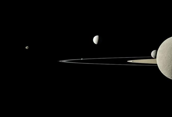 A estrutura dos principais anéis saturninos é moldada por interações gravitacionais com as pequenas luas próximas ou dentro deles(foto: NASA/JPL-Caltech/Space Science Institute) A estrutura dos principais anéis saturninos é moldada por interações gravitacionais com as pequenas luas próximas ou dentro deles(foto: NASA/JPL-Caltech/Space Science Institute)
