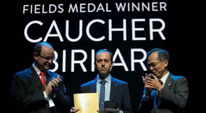 Meia hora após receber a medalha, Birkar teve o prêmio furtado(foto: AFP) Meia hora após receber a medalha, Birkar teve o prêmio furtado(foto: AFP)