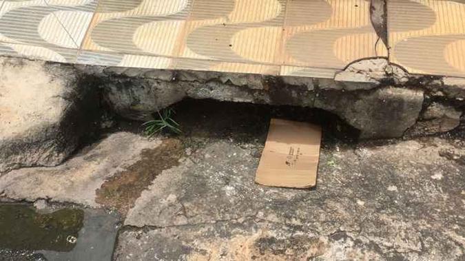 Ao cair no bueiro, sem nenhuma proteção, a recepcionista quebrou o pé esquerdo e torceu o direito(foto: Elisângela Gomes/ arquivo pessoal) Ao cair no bueiro, sem nenhuma proteção, a recepcionista quebrou o pé esquerdo e torceu o direito(foto: Elisângela Gomes/ arquivo pessoal)