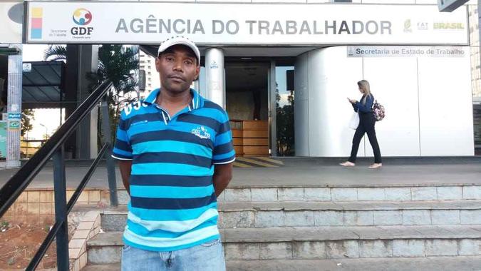 O vigilante Assis Carlos Garcia, de 43 anos, está desempregado há um mês. Ele deu entrada no seguro desemprego e espera conseguir sustento pelos próximos 6 meses(foto: Bruno Santa Rita/Esp. CB/D.A Press) O vigilante Assis Carlos Garcia, de 43 anos, está desempregado há um mês. Ele deu entrada no seguro desemprego e espera conseguir sustento pelos próximos 6 meses(foto: Bruno Santa Rita/Esp. CB/D.A Press)