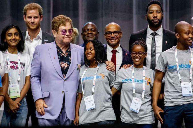 o príncipe Harry, a atriz americana de origem sul-africana Charlize Theron e o cantor britânico Elton John participaram da conferência nesta terça feira (24/7)(foto: Robin Utrecht / ANP / AFP) o príncipe Harry, a atriz americana de origem sul-africana Charlize Theron e o cantor britânico Elton John participaram da conferência nesta terça feira (24/7)(foto: Robin Utrecht / ANP / AFP)