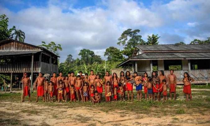 Mulheres e crianças da aldeia indígena Waiãpi precisaram fugir(foto: AFP / Apu Gomes) Mulheres e crianças da aldeia indígena Waiãpi precisaram fugir(foto: AFP / Apu Gomes)