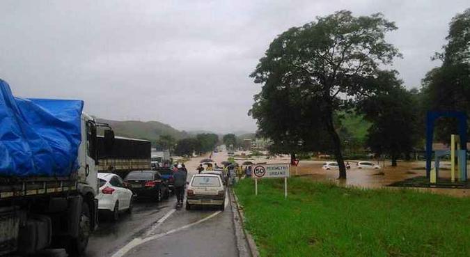 BR-262 foi interditada em Rio Casca. (foto: Polícia Rodoviária Federal/Divulgação) BR-262 foi interditada em Rio Casca. (foto: Polícia Rodoviária Federal/Divulgação)