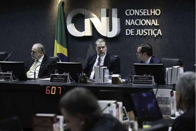 Sessão do CNJ restabeleceu o penduricalho, que havia sido suspenso em 26 de novembro após reajuste de 16,38% nos salários do STF(foto: Fabio Rodrigues Pozzebom/Agência Brasil) Sessão do CNJ restabeleceu o penduricalho, que havia sido suspenso em 26 de novembro após reajuste de 16,38% nos salários do STF(foto: Fabio Rodrigues Pozzebom/Agência Brasil)