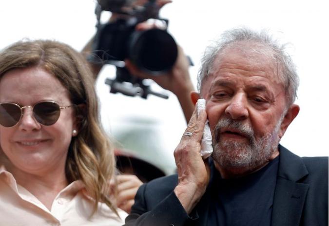 Gleisi com Lula em ato político em São Bernardo do Campo, depois que o ex-presidente saiu da prisão (foto: AFP / Miguel Schincariol ) Gleisi com Lula em ato político em São Bernardo do Campo, depois que o ex-presidente saiu da prisão (foto: AFP / Miguel Schincariol )