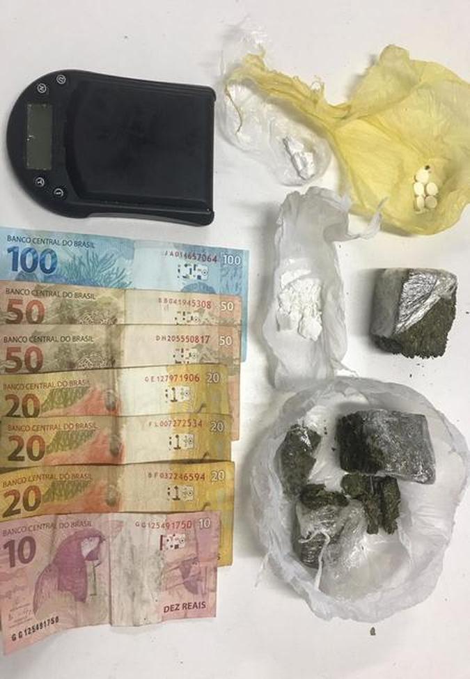 Os policiais apreenderam uma balança de precisão, porções de cocaína e maconha, comprimidos de ecstasy e R$ 270 em espécie(foto: PCDF/Divulgação) Os policiais apreenderam uma balança de precisão, porções de cocaína e maconha, comprimidos de ecstasy e R$ 270 em espécie(foto: PCDF/Divulgação)