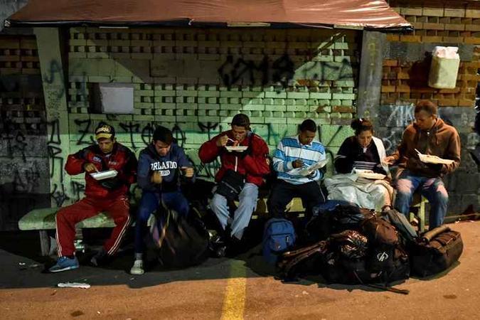 Venezuelanos fogem da crise econômica e política para países vizinhos como Peru, Equador, Colômbia e Brasil(foto: Luis Robayo / AFP) Venezuelanos fogem da crise econômica e política para países vizinhos como Peru, Equador, Colômbia e Brasil(foto: Luis Robayo / AFP)