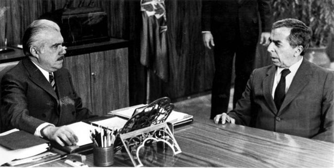 Roberto Gusmão (D) e José Sarney em 1985(foto: Gilberto Alves/CB/D.A Press) Roberto Gusmão (D) e José Sarney em 1985(foto: Gilberto Alves/CB/D.A Press)