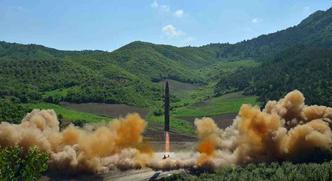 AFP PHOTO / KCNA VIA KNS - 4/7/2017(foto: Coréia do Norte mostra o teste do fogo do míssil balístico intercontinental Hwasong-14 em um local não revelado) AFP PHOTO / KCNA VIA KNS - 4/7/2017(foto: Coréia do Norte mostra o teste do fogo do míssil balístico intercontinental Hwasong-14 em um local não revelado)