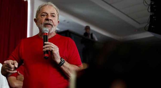 Lula discursou na sede do Sindicato dos Metalúrgicos no ABC Paulista, após sua condenação. (foto: AFP / Miguel SCHINCARIOL) Lula discursou na sede do Sindicato dos Metalúrgicos no ABC Paulista, após sua condenação. (foto: AFP / Miguel SCHINCARIOL)
