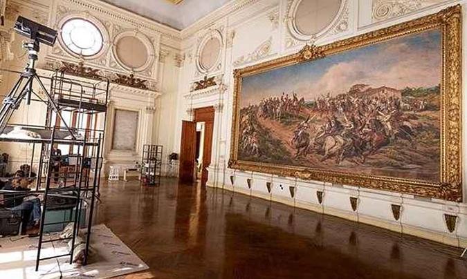 Equipe do Google digitalizando o quadro Independência ou morte, no Museu Paulista da USP(foto: Google/Divulgação ) Equipe do Google digitalizando o quadro Independência ou morte, no Museu Paulista da USP(foto: Google/Divulgação )