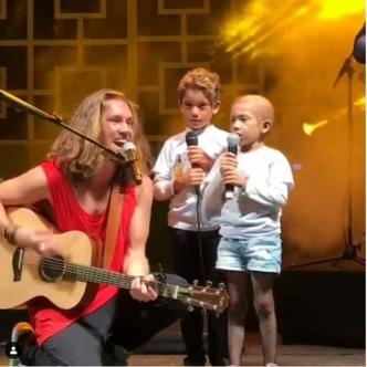 A menina e o irmão subiram ao palco com o cantor Vitor Kley para cantar a música preferida(foto: @verrieverriproducoes) A menina e o irmão subiram ao palco com o cantor Vitor Kley para cantar a música preferida(foto: @verrieverriproducoes)