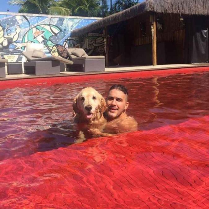 A piscina vermelha da casa de André Marques.(foto: euandremarques/Instagram) A piscina vermelha da casa de André Marques.(foto: euandremarques/Instagram)