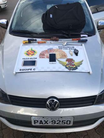 Carro apreendido e objetos de vítimas de assaltos que foram recuperados na ação policial(foto: Polícia Militar/Divulgação) Carro apreendido e objetos de vítimas de assaltos que foram recuperados na ação policial(foto: Polícia Militar/Divulgação)
