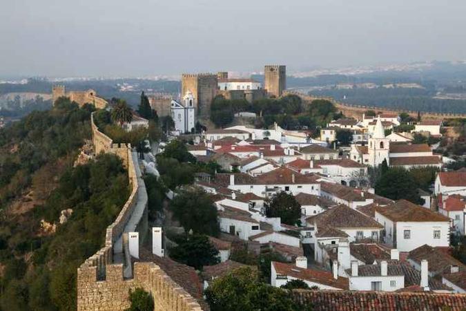 Óbidos: cidade medieval cercada por muralhas Óbidos: cidade medieval cercada por muralhas