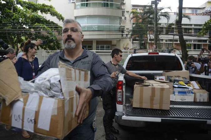 Policiais carregam caixas apreendidas em endereço ligado a suspeito de matar a vereadora Marielle Franco e o motorista Anderson Gomes (foto: Tânia Rêgo/Agência Brasil ) Policiais carregam caixas apreendidas em endereço ligado a suspeito de matar a vereadora Marielle Franco e o motorista Anderson Gomes (foto: Tânia Rêgo/Agência Brasil )