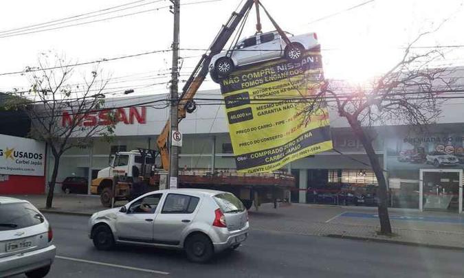 Carro foi içado na frente da concessionária, na Avenida Antônio Carlos, na manhã desta quinta-feira (9/8) (foto: Fernanda Santos) Carro foi içado na frente da concessionária, na Avenida Antônio Carlos, na manhã desta quinta-feira (9/8) (foto: Fernanda Santos)