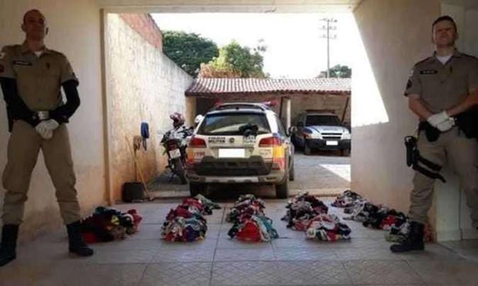 Cerca de 1 mil calcinhas foram apreendidas na casa do homem (foto: Whatsapp/Divulgação ) Cerca de 1 mil calcinhas foram apreendidas na casa do homem (foto: Whatsapp/Divulgação )