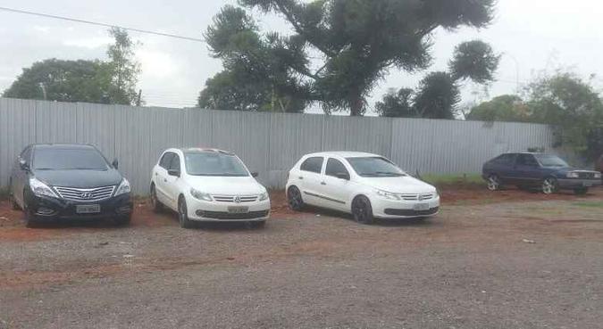 Quatro dos cinco carros apreendidos. O outro, de luxo, estava na oficina na hora da apreensão (foto: Philipe Santos/Esp. C.B.) Quatro dos cinco carros apreendidos. O outro, de luxo, estava na oficina na hora da apreensão (foto: Philipe Santos/Esp. C.B.)