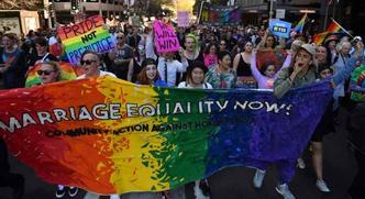Foto tirada em 10 de setembro de 2017 mostra manifestantes em protesto a favor do casamento entre o mesmo sexo, em Sydney(foto: Daniel De Carteret / AFP ) Foto tirada em 10 de setembro de 2017 mostra manifestantes em protesto a favor do casamento entre o mesmo sexo, em Sydney(foto: Daniel De Carteret / AFP )
