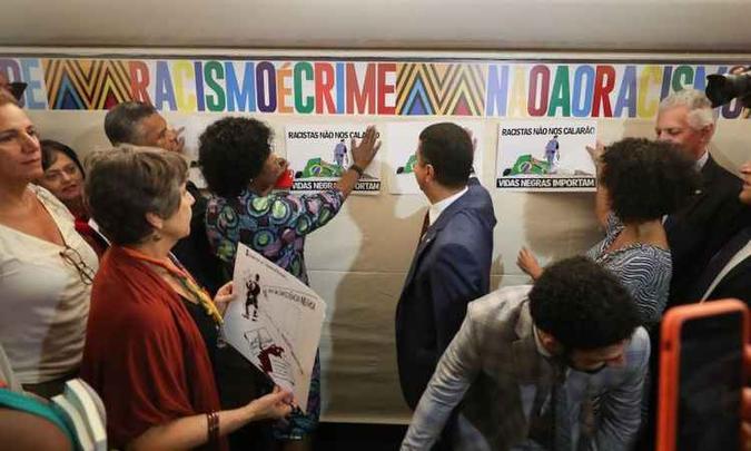 Parlamentares da bancada negra recolocam o cartaz arrancado por Tadeu, depois que o presidente da Casa conseguiu um acerto com a bancada da bala(foto: Lula Marques/Fotopublicas) Parlamentares da bancada negra recolocam o cartaz arrancado por Tadeu, depois que o presidente da Casa conseguiu um acerto com a bancada da bala(foto: Lula Marques/Fotopublicas)