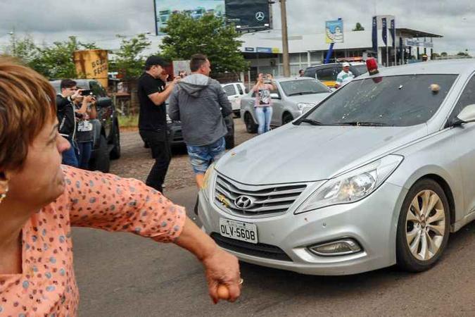 Protestos violentos e tentativas de bloquear a passagem da comitiva do petista tem marcado a caravana de Lula pelo Sul(foto: Daniel Teixeira/Agência Estado) Protestos violentos e tentativas de bloquear a passagem da comitiva do petista tem marcado a caravana de Lula pelo Sul(foto: Daniel Teixeira/Agência Estado)