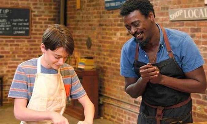 Noah Schnapp e Seu Jorge são as estrelas de 'Abe'(foto: Divulgação) Noah Schnapp e Seu Jorge são as estrelas de 'Abe'(foto: Divulgação)
