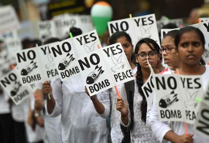 Estudantes indianos seguram cartazes com slogans pela paz durante um comício para celebrar o Dia de Hiroshima, em Mumbai(foto: PUNIT PARANJPE / AFP) Estudantes indianos seguram cartazes com slogans pela paz durante um comício para celebrar o Dia de Hiroshima, em Mumbai(foto: PUNIT PARANJPE / AFP)