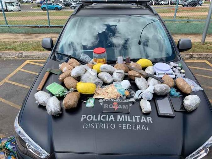 Militares apreenderam 8kg de maconha, R$ 800 em espécie, 100g de cocaína e balanças de precisão(foto: PMDF/Divulgação) Militares apreenderam 8kg de maconha, R$ 800 em espécie, 100g de cocaína e balanças de precisão(foto: PMDF/Divulgação)