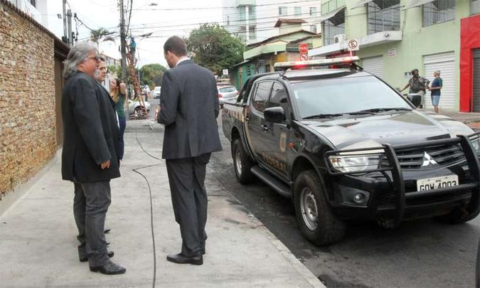 Policiais federais foram pela manhã ao Bairro Caiçara para investigar o acidente, que matou quatro pessoas, duas delas em terra(foto: Jair Amaral/EM/D.A Press) Policiais federais foram pela manhã ao Bairro Caiçara para investigar o acidente, que matou quatro pessoas, duas delas em terra(foto: Jair Amaral/EM/D.A Press)